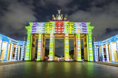 Günbatımı sırasında Berlin'de ışıklı Brandenburg Kapısı (Brandenburger Tor)