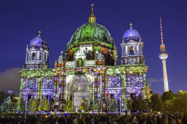 Berlin günbatımı sırasında aydınlatılmış Katedrali (Berliner Dom)