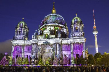 Berlin günbatımı sırasında aydınlatılmış Katedrali (Berliner Dom)