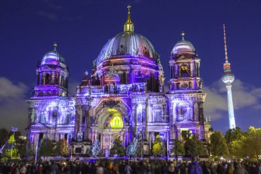 Berlin günbatımı sırasında aydınlatılmış Katedrali (Berliner Dom)