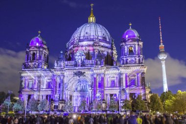 Berlin günbatımı sırasında aydınlatılmış Katedrali (Berliner Dom)