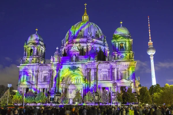 Berlin günbatımı sırasında aydınlatılmış Katedrali (Berliner Dom)