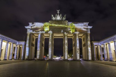 Günbatımı sırasında Berlin'de ışıklı Brandenburg Kapısı (Brandenburger Tor)