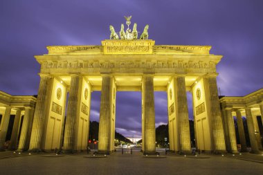 Günbatımı sırasında Berlin'de ışıklı Brandenburg Kapısı (Brandenburger Tor)