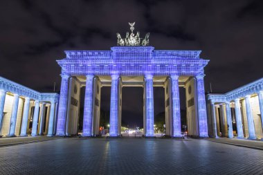 Günbatımı sırasında Berlin'de ışıklı Brandenburg Kapısı (Brandenburger Tor)
