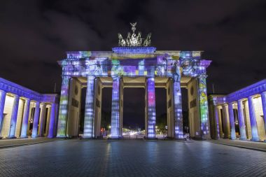 Günbatımı sırasında Berlin'de ışıklı Brandenburg Kapısı (Brandenburger Tor)