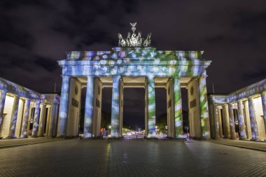 Günbatımı sırasında Berlin'de ışıklı Brandenburg Kapısı (Brandenburger Tor)