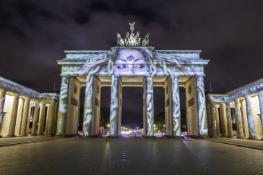 Günbatımı sırasında Berlin'de ışıklı Brandenburg Kapısı (Brandenburger Tor)