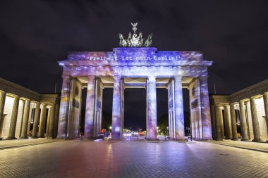 Günbatımı sırasında Berlin'de ışıklı Brandenburg Kapısı (Brandenburger Tor)