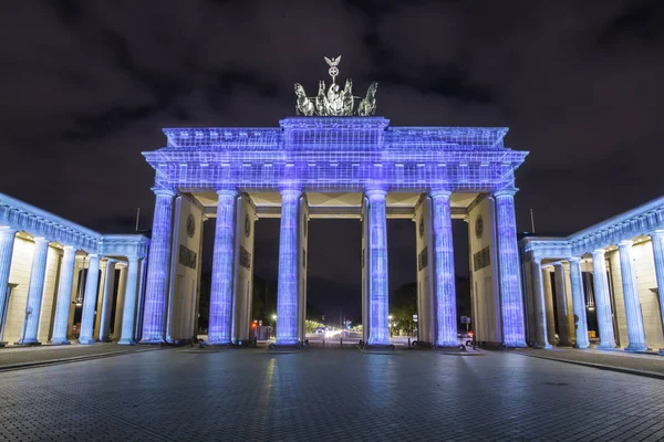 Günbatımı sırasında Berlin'de ışıklı Brandenburg Kapısı (Brandenburger Tor)