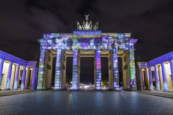 Günbatımı sırasında Berlin'de ışıklı Brandenburg Kapısı (Brandenburger Tor)