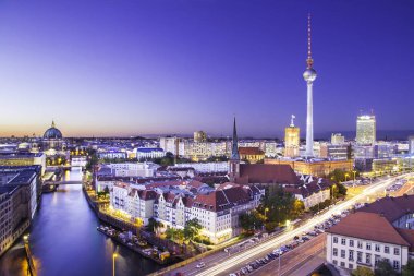 Almanya 'nın başkenti, gün batımında Berlin ufuk çizgisi