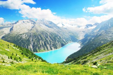 Avusturya Alpleri 'nde yaz mevsiminde turkuaz güzel bir göl.