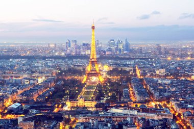 Günbatımında Eyfel Kulesi ile Paris gökyüzü, Fransa