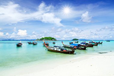 Mavi-yeşil deniz ve beyaz kumsal tropik bir ada cennetinde