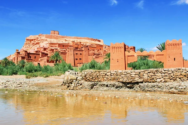 現在のモロッコのサハラとマラケシュの間の元キャラバンルートに沿って 歴史的な要塞化された村をAit Benhaddou — ストック写真