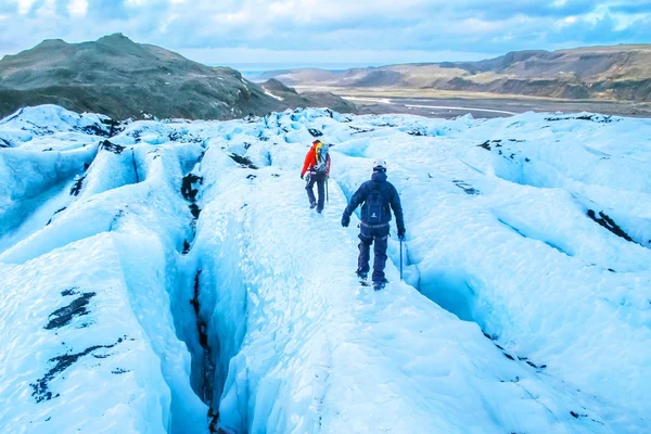 冰岛的冰川远足和冰攀爬 — 图库照片