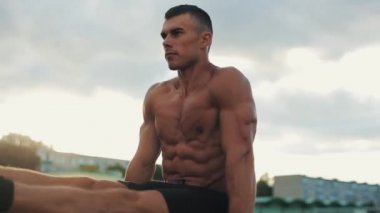 Spor salonunda çalışan kaslı bir sporcunun yakın görüntüsü.