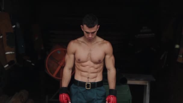 Bodybuilder athlétique musculaire criant et démontrant ses muscles pompés. Vue rapprochée — Video