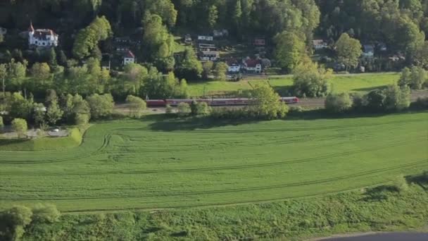 Panoramautsikt över ett persontåg som passerar en liten stad. Jävla svin. Saxon Schweiz nationalpark — Stockvideo