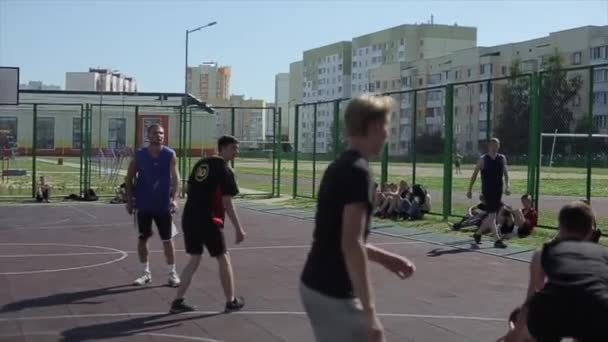 Bobruisk, Vitryssland - 12 augusti 2019: Slow motion. Nära ögat. basketspelare fånga en boll, kasta den högt i korgen — Stockvideo