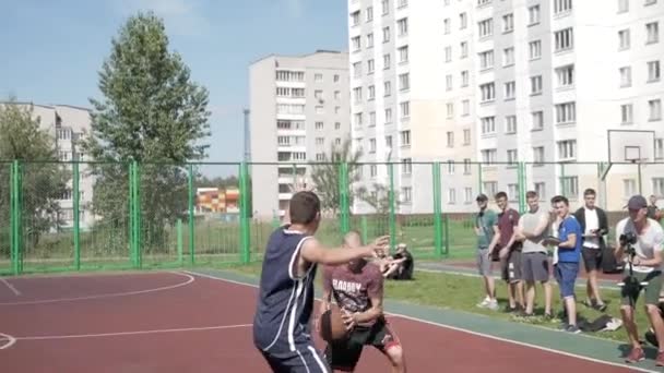 Bobruisk, Belarus - 12 augustus 2019: Mannen basketballen op straat. streetball — Stockvideo