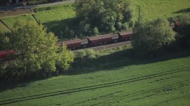 Demiryollarında hareket eden kargo treninin havadan görünüşü