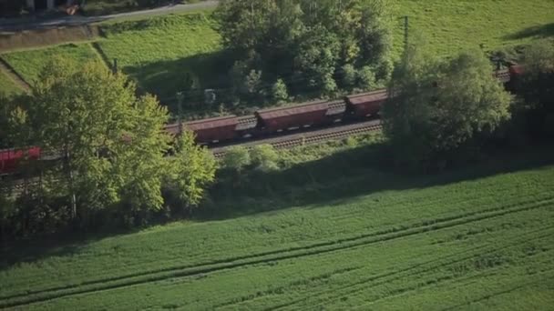 Vista aérea del tren de carga en movimiento sobre vías férreas — Vídeos de Stock