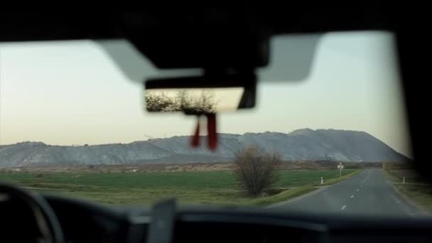 Auto fahren auf der Asphaltstraße bei Sonnenaufgang. Blick aus dem Auto — Stockvideo