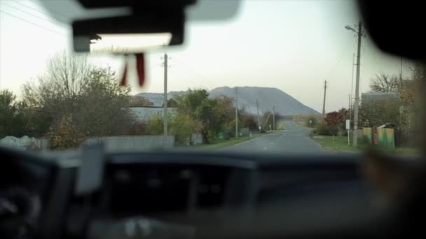 日の出に田舎のアスファルトの道路上の運転車。車内からの眺め — ストック動画