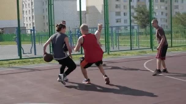 Bobruisk, Bielorrusia - 12 de agosto de 2019: Los hombres juegan baloncesto en la calle. streetball — Vídeo de stock