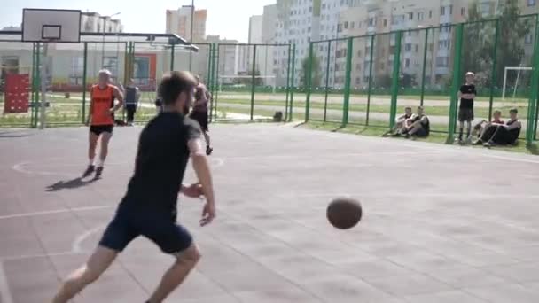 Bobruisk, Belarus - 12 Ağustos 2019: Erkekler sokakta basketbol oynuyor. Sokak topu. — Stok video
