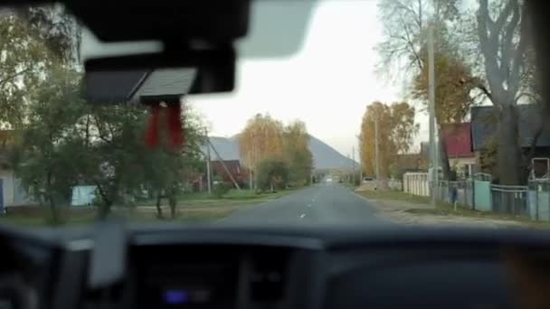 日の出に田舎のアスファルトの道路上の運転車。車内からの眺め — ストック動画