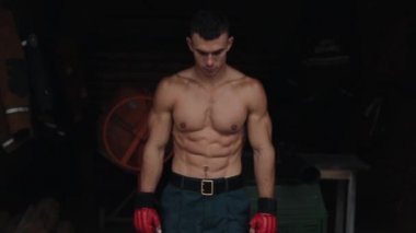 Kaslı atletik vücut geliştirici çığlık atıyor ve kaslarını gösteriyor. Yakın görünüm