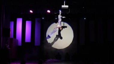 Moskova, Rusya - 5 Ağustos 2018: dans gösterisi. Genç, güzel bayan akrobat sahnede beyaz ipeklerle akrobatik numaralar yapıyor.