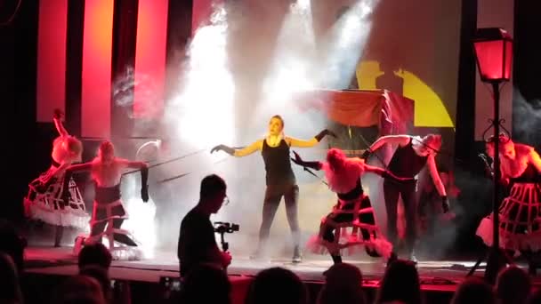 Moscú, Rusia - 5 de agosto de 2018: Danza espectáculo. Un hombre vestido de negro y con máscara de payaso actuando en el escenario. Vista cercana — Vídeos de Stock