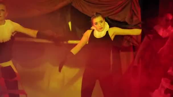 러시아 모스크바 - 2018 년 8 월 5 일: 댄스 쇼. 검은 옷을 입고 광대 가면을 쓴 남자 가 무대에서 공연을 하고 있습니다. 가까이 서 본 모습 — 비디오