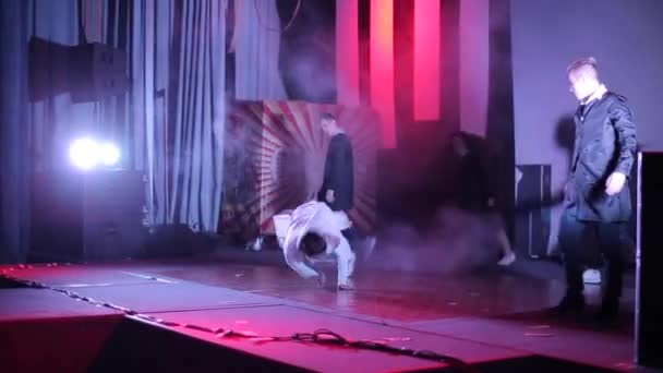 Moscow, Russia - August 5, 2018: Dance show. Group of young people dancing on stage. Young man break dancing — Stock Video