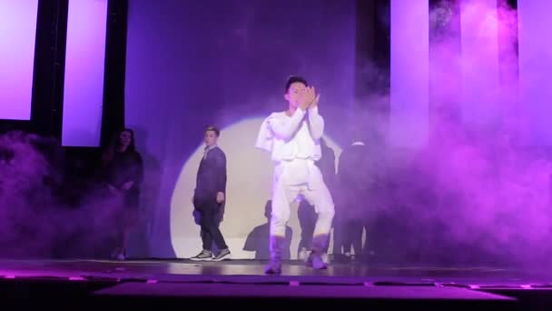 Moskwa, Rosja - 5 sierpnia 2018: Pokaz tańca. Młody mężczyzna w białych ubraniach i biały cylinder występujący na scenie — Wideo stockowe