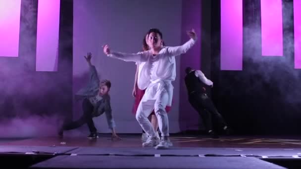 Moscow, Russia - August 5, 2018: Dance show. Young man in white clothes and white cylinder performing on stage — Stock Video