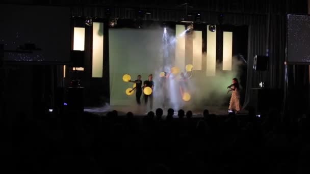 Moskva, Rusko - 5. srpna 2018: Taneční show. Skupina mladých lidí tančí na pódiu. Mladý muž přestávka tanec — Stock video