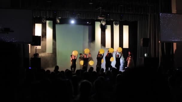 Moscú, Rusia - 5 de agosto de 2018: Danza espectáculo. Grupo de jóvenes bailando en el escenario. Joven hombre break bailando — Vídeo de stock