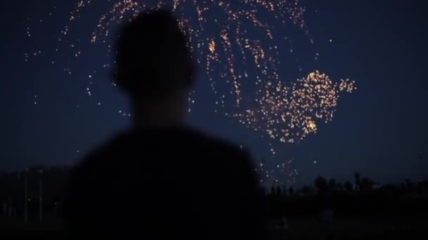 Verschwommene Nahaufnahme Silhouette eines Mannes beim nächtlichen Feuerwerk — Stockvideo