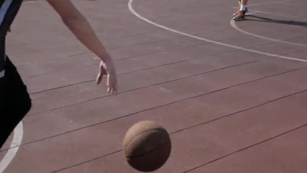 Bobruisk, Bielorrússia - 12 de agosto de 2019: Um jogador de basquete de rua adolescente defendendo uma bola, jogando-a na cesta e faltando — Vídeo de Stock