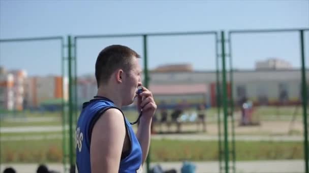 Bobruisk, Biélorussie - 12 août 2019 : Vue latérale rapprochée du sifflet de l'arbitre et du signal de la main sur un terrain extérieur — Video