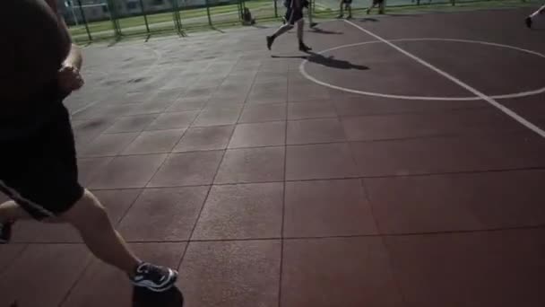 Bobruisk, Belarus - 12 Ağustos 2019: Kız erkeklerle basketbol oynuyor. Sokak Topu — Stok video