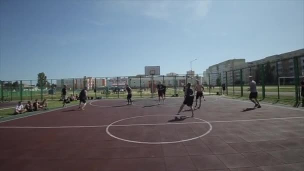 Bobrisk 、ベラルーシ- 12 8月2019:男性は路上でバスケットボールをします。ストリートボール — ストック動画