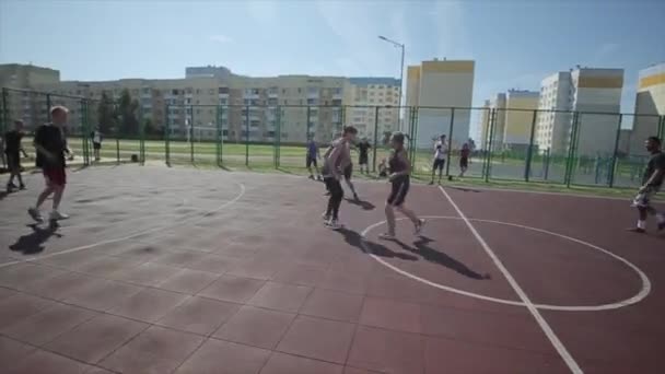 Bobruisk, Białoruś - 12 sierpnia 2019: Mężczyźni grają w koszykówkę na ulicy. streetball — Wideo stockowe
