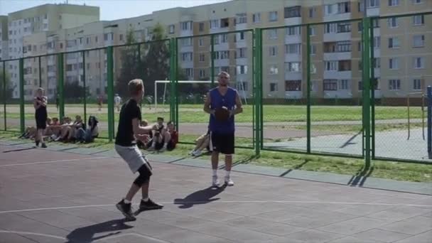 Bobruisk, Bielorrússia - 12 de agosto de 2019: Homens jogam basquete na rua. streetball — Vídeo de Stock