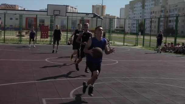 Bobruisk, Fehéroroszország - 2019. augusztus 12.: A férfiak az utcán kosaraznak. streetball — Stock videók